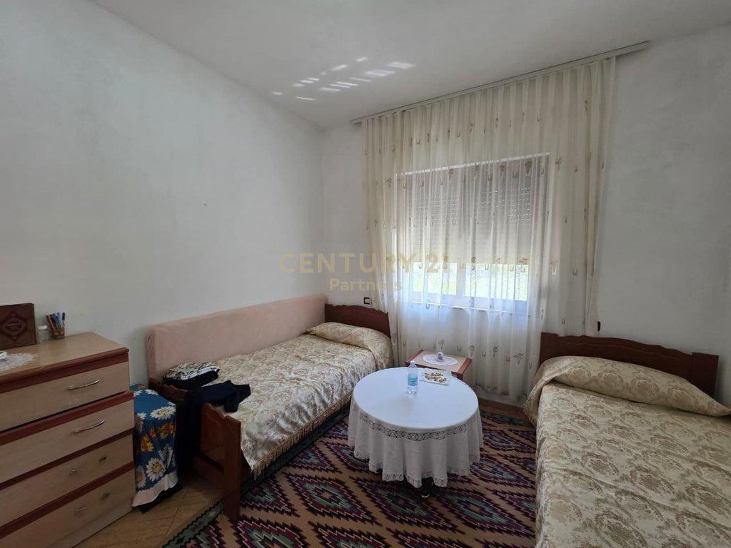 0697603180Shitet-Vilë-3-Katëshe-me-Oborr---Zona-Plazh--Hekur