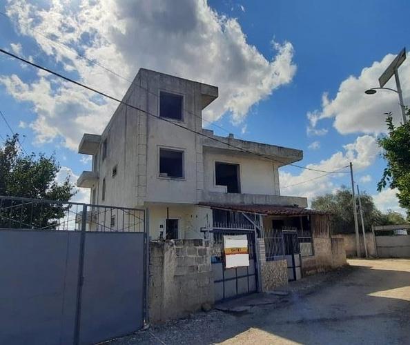 Okazion! Shitet trualli bashkë me një vilë 3-katëshe