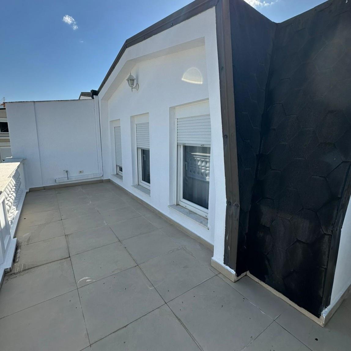 ----Jepet-me-Qira-Vilë-4-Katëshe---White-House-Residence--pr