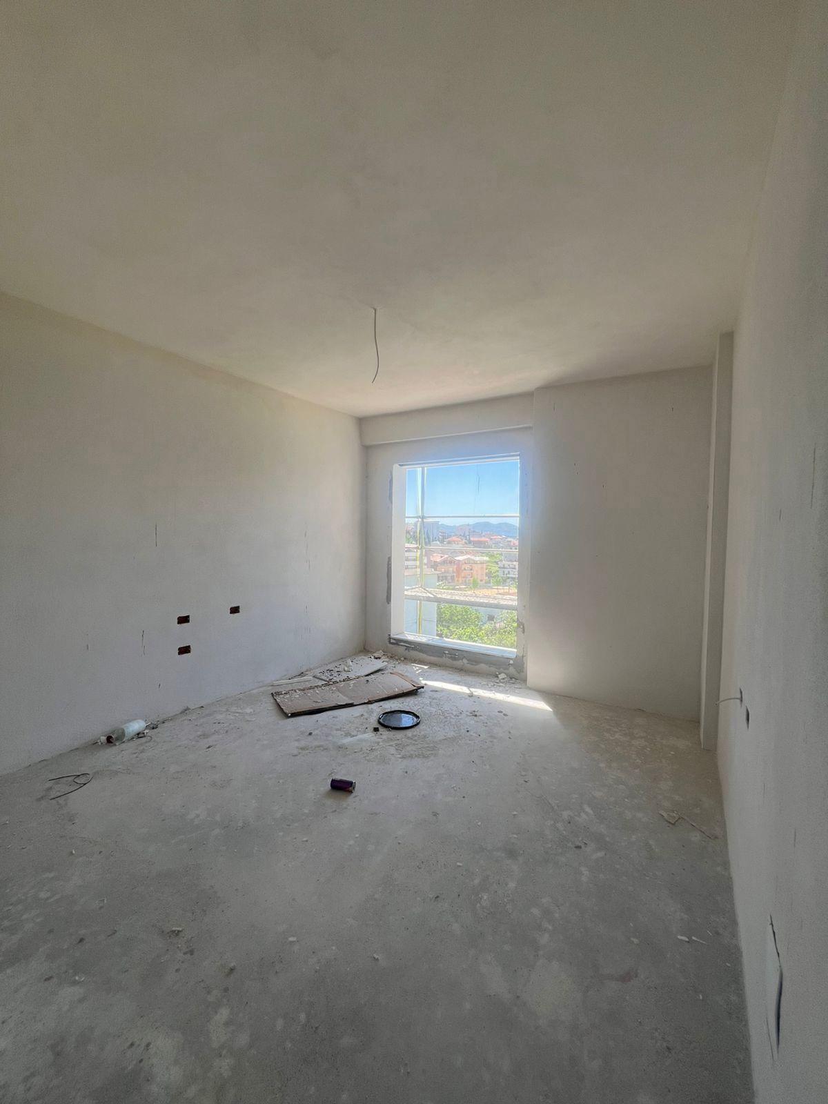 APARTAMENT-NE-SHITJE-3+1-PRANE-KLANIT-PORCELAN