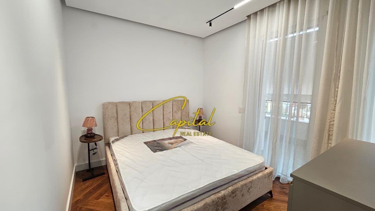 APARTAMENT-ME-QERA-2+1-QENDER-1-400-EURO