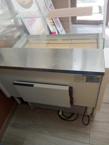 Frigorifer sanduiç me dollap ngrirës poshtë
