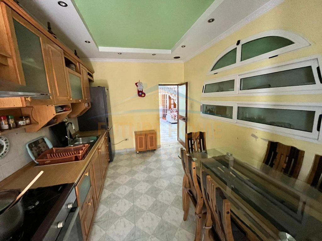 Shitet--Apartament-2+1--Pranë-Shkollës--Qemal-Mici---Durrës