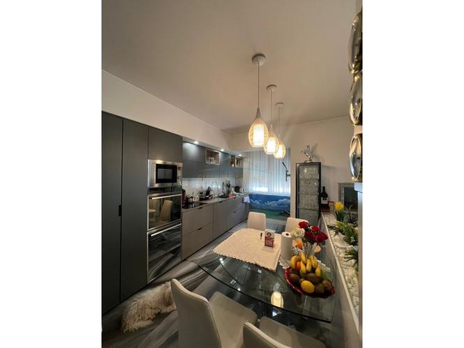 0697863654 Shitet Apartament 3+1+2+Depo, Komuna e Parisit.