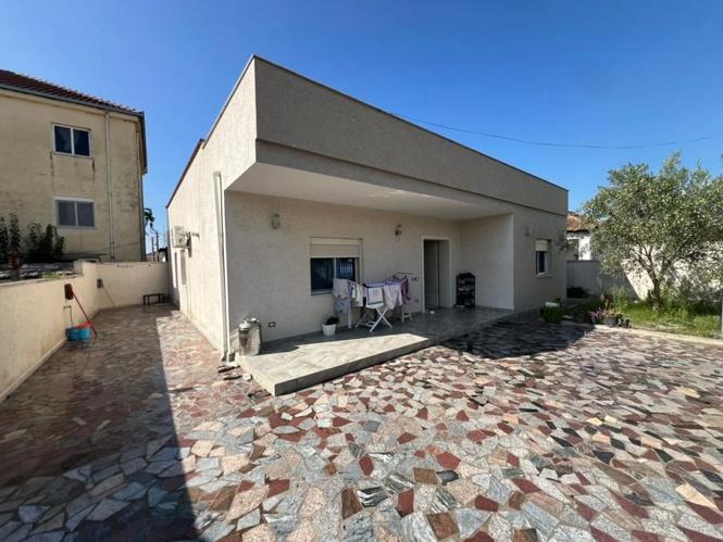 Shitet Shtëpi Private tek 4 Rrugët, Shijak