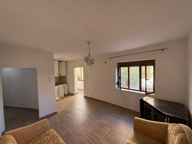 shitet Apartament 1+1 – Laprakë mbrapa Kupolë