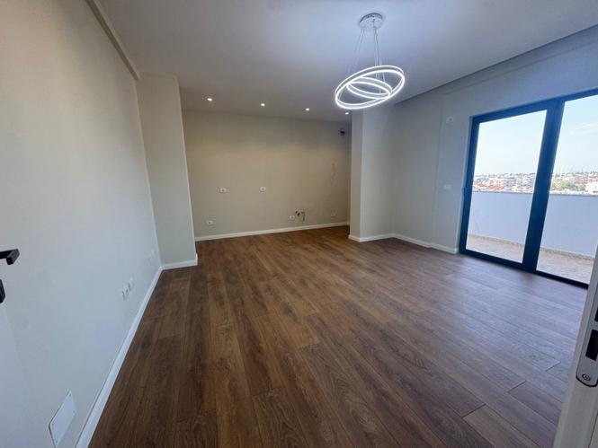 Shitet Apartament 2+1 – Plazh, pranë Shkollës “Bajram Curri”