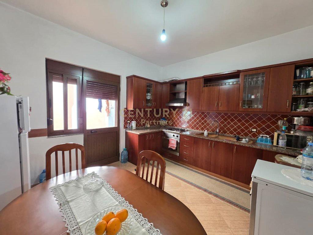 0697603180Shitet-Vilë-3-Katëshe-me-Oborr---Zona-Plazh--Hekur
