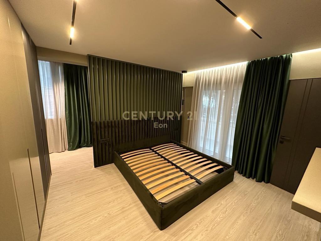 Shitet-Apartament-2+2-me-Pamje-Deti-në-Golem--Mali-Robit--