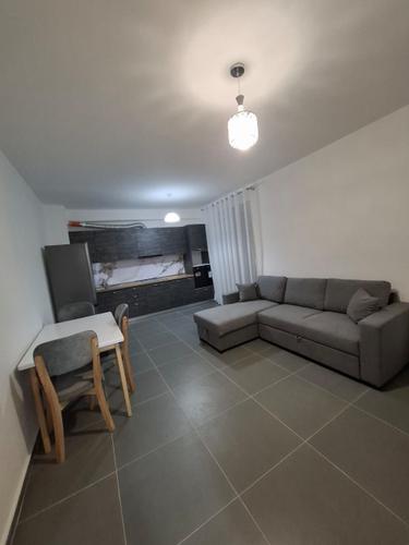 Jepet me qira , Apartament 2+1, Rruga 5 Maji , Tirane
