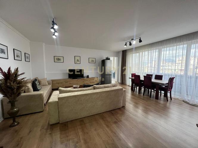 Apartament 1+1 per qira, modern dhe i mobiluar në qendër të