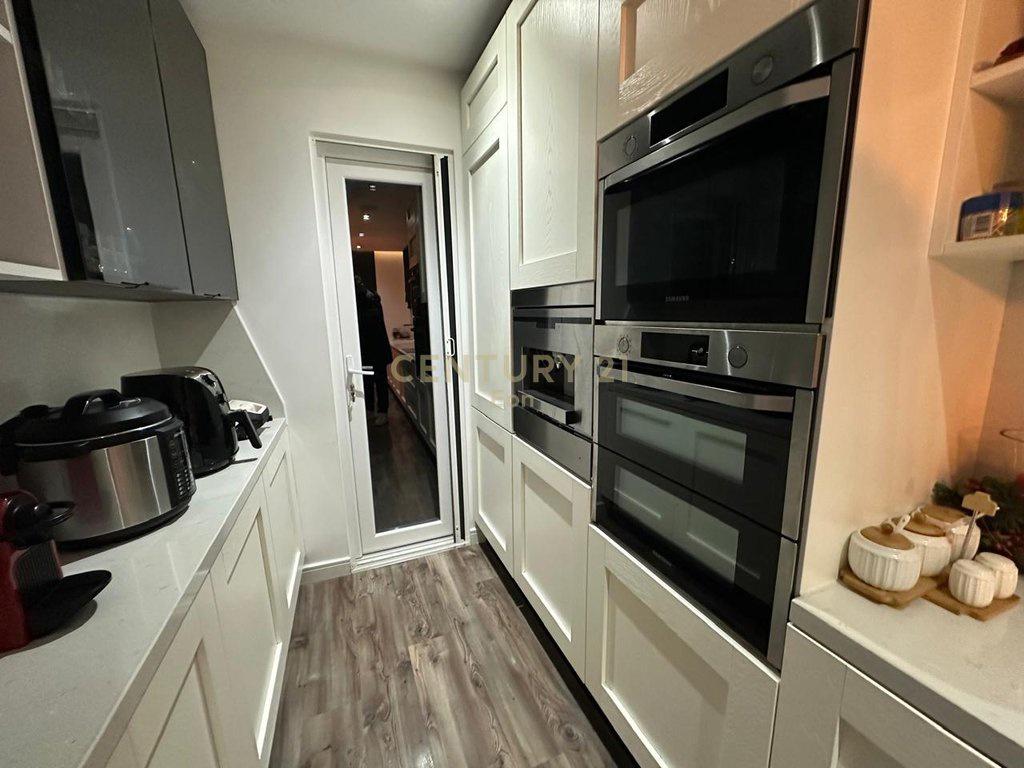 0677157705-JAPIM-ME-QIRA-APARTAMENT-2+1+2-NE-QENDER-TE-DURRE
