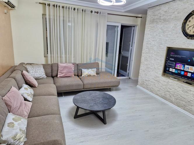 Shitet, Apartament 3+1+2, Porcelan, Tiranë