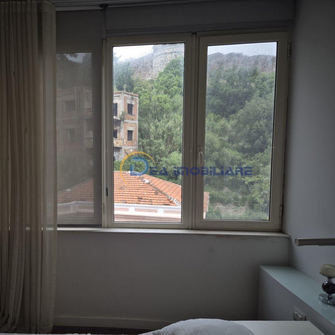 JEPET-ME-QIRA-APARTAMENT-1+1-QENDER-PRANË-AMFITEATRIT