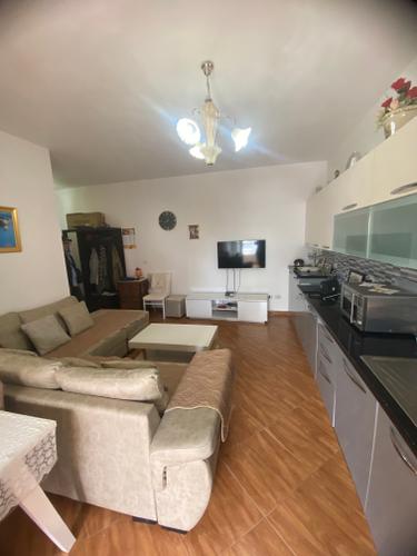 Shitet Apartment 1+1 i mobiluar pran etc Fier