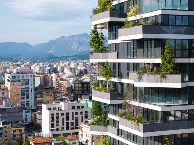 AMBIENT PER ZYRE ME QIRA TE VERTICAL FOREST