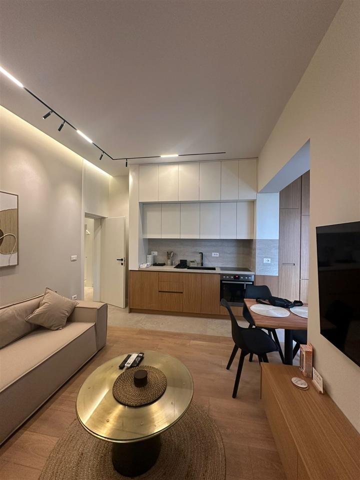 APARTAMENT-ME-QIRA-TE-RRUGA-E-BARRIKADAVE-PRANE-QENDRES-1+1
