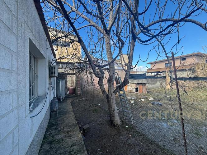 0697603180TRUALL + DY NDËRTESA NË SHKOZET, PRANË RRUGËS KRYE