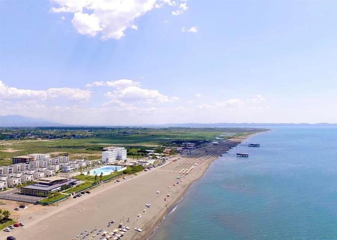 2 hektar toke TALE 1.7km nga deti afer rruges RE