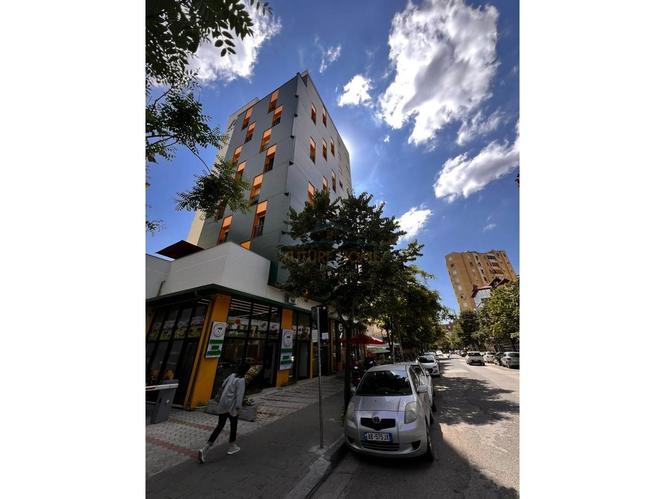 Shitet apartament 1+1+post parkimi Rruga e Elbasanit
