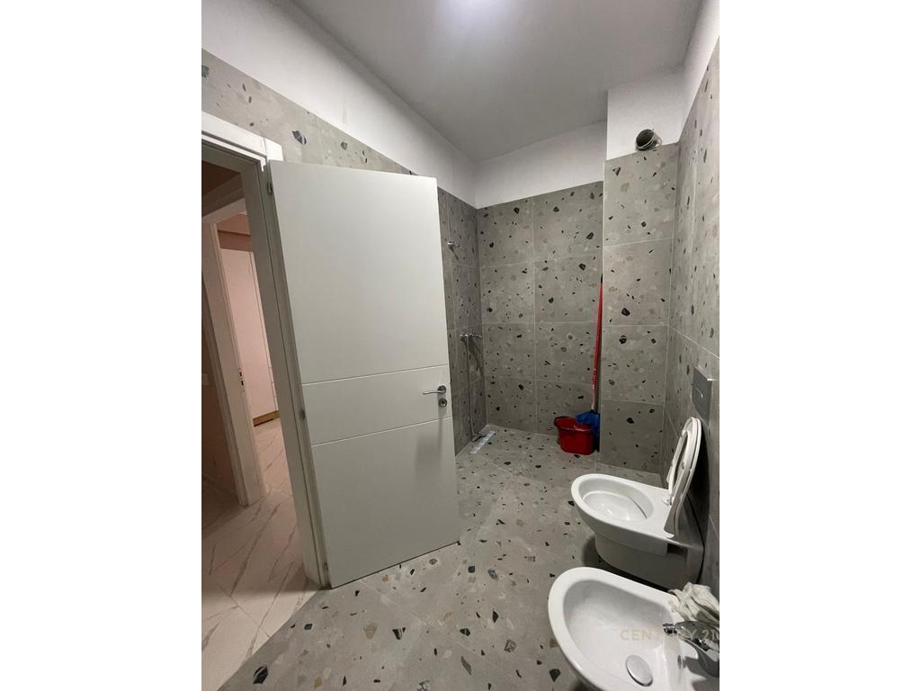 JEPET-ME-QIRA-APARTAMENT-2+1+2-TEK-URBAN-GATE-NË-ASTIR