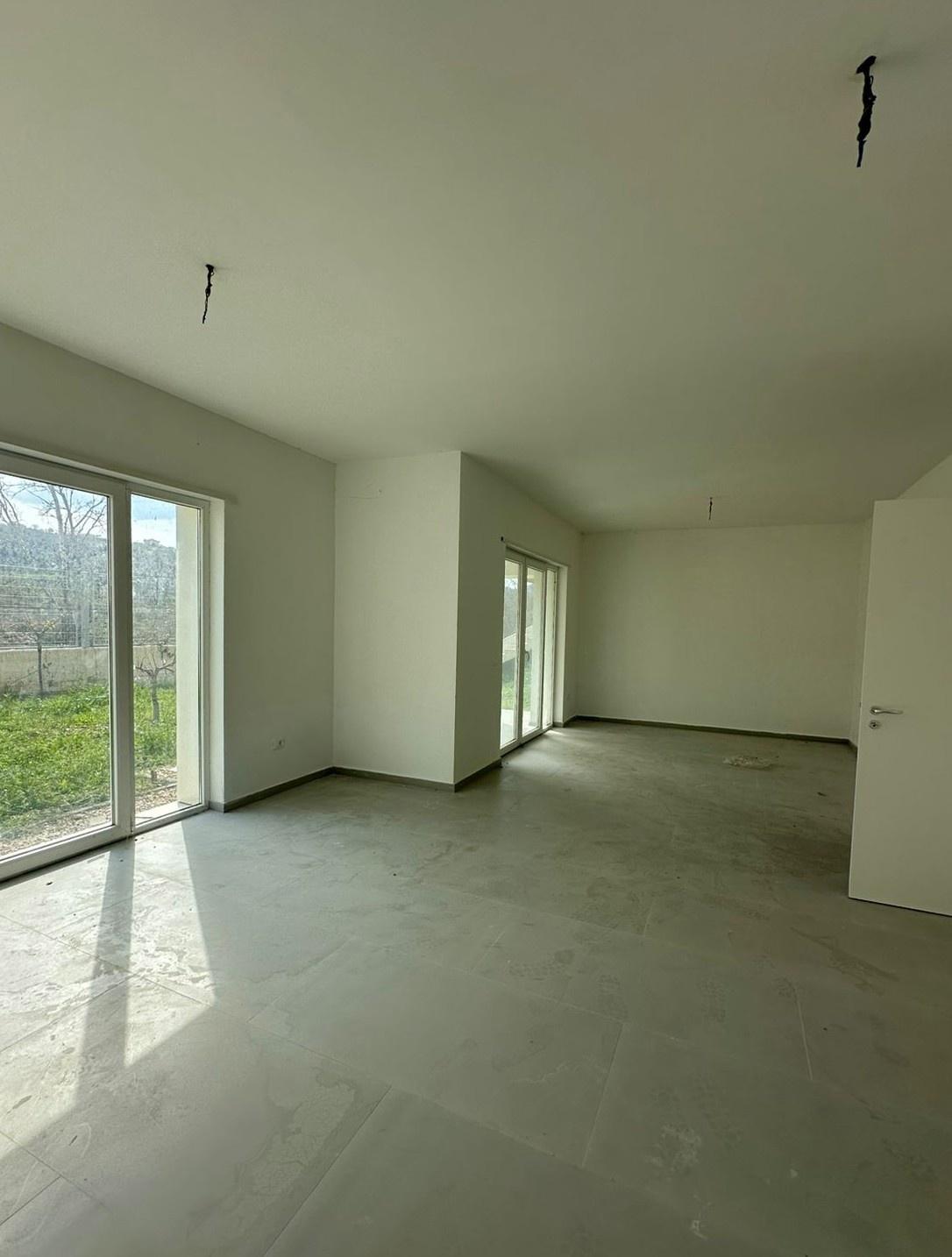 ---Vilë-3-Katëshe-për-Shitje---Collina-Verde--pranë-TEG