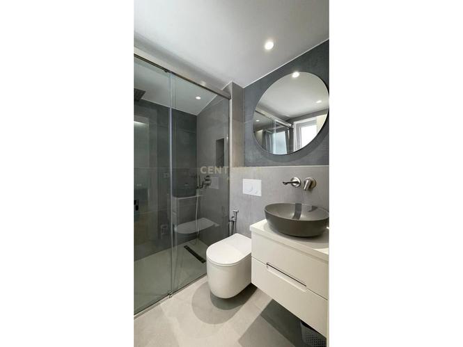 Jepet me qira apartament 3+1 me verandë, post parkimi të për