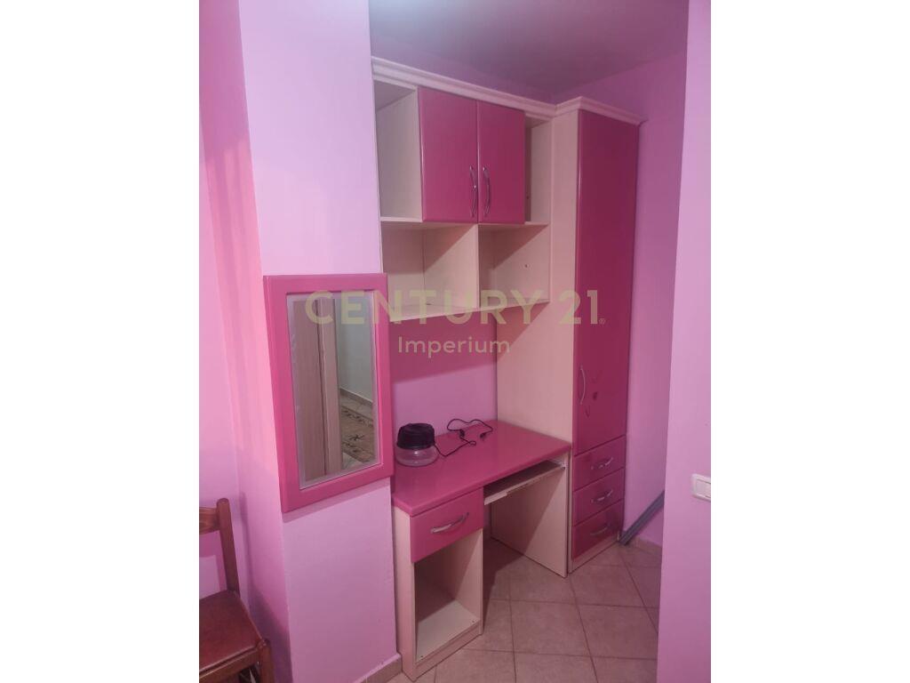 Apartament-3+1+2-per-Qira-pranë-rreth-rrotullimit-Yzberisht