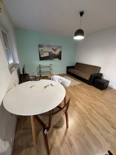 Jepet me qera Apartament 1+1 tek Rruga Elbasanit