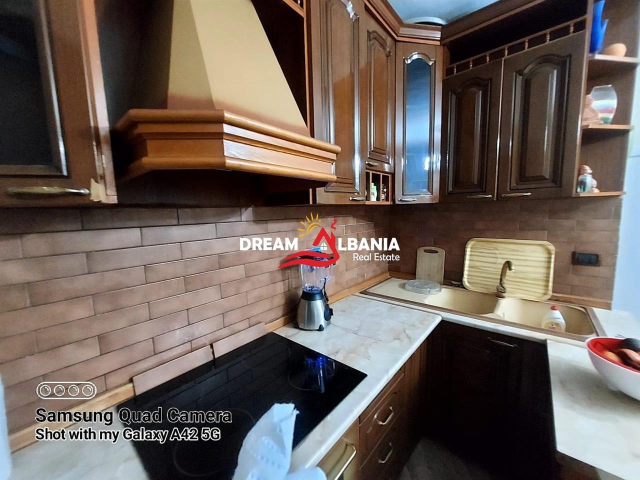Jepet-me-qera-apartament-2+1-prane-Ish-Restorant-Durresit