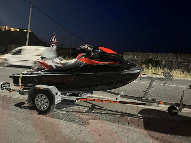 Jet ski