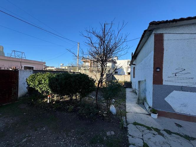 Truall ndërtimi 495 m² me shtëpi ekzistuese në shitje – Shko