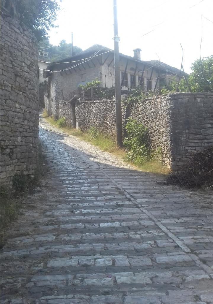 Shitet shtepi Gjirokastrite