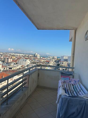 Shitet apartament 3+1 prane Tregut Industrial Durres