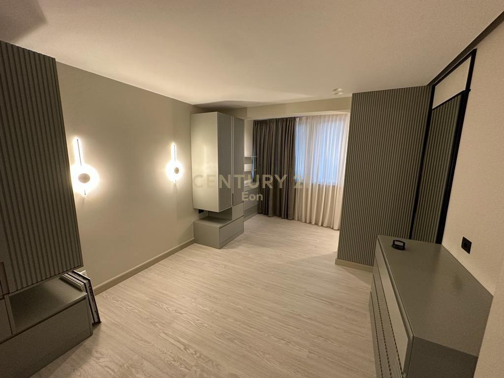 Shitet-Apartament-2+2-me-Pamje-Deti-në-Golem--Mali-Robit--