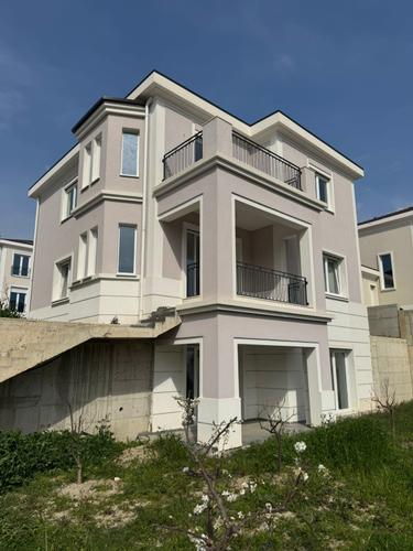 &#55356&#57313 Vilë 3-Katëshe për Shitje – Collina Verde, pranë TEG