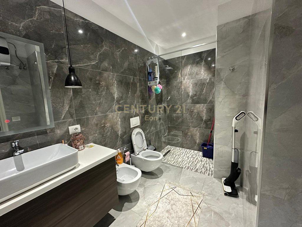 0677157705-JAPIM-ME-QIRA-APARTAMENT-2+1+2-NE-QENDER-TE-DURRE