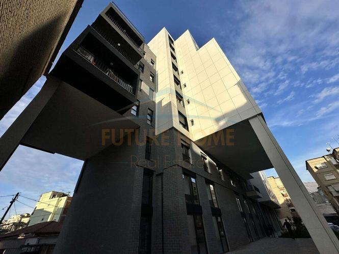 0697863654Shitet, Apartament 2+1, Rruga Bardhyl , Xhamlliku.