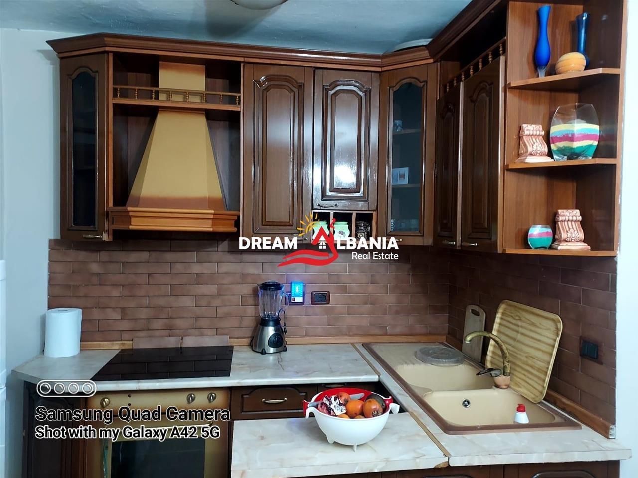 Jepet-me-qera-apartament-2+1-prane-Ish-Restorant-Durresit