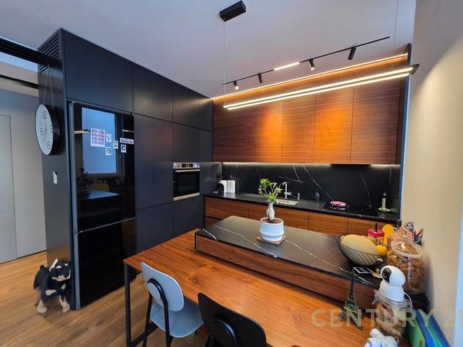 SHITET APARTAMENT 2+1 + POST PARKIMI NE BULEVARDIN E RI