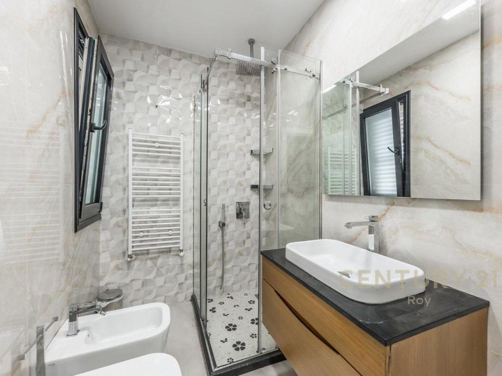 0698329326-SHITET-PENTHOUSE-PRAKTIK-PËR-JETESË-KOMODE