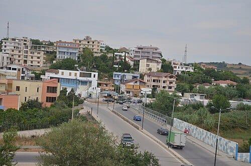 SHITET TOKË ME MUNDËSI NDARJE NË ARAPAJ – PRANË URËS SË TEQE