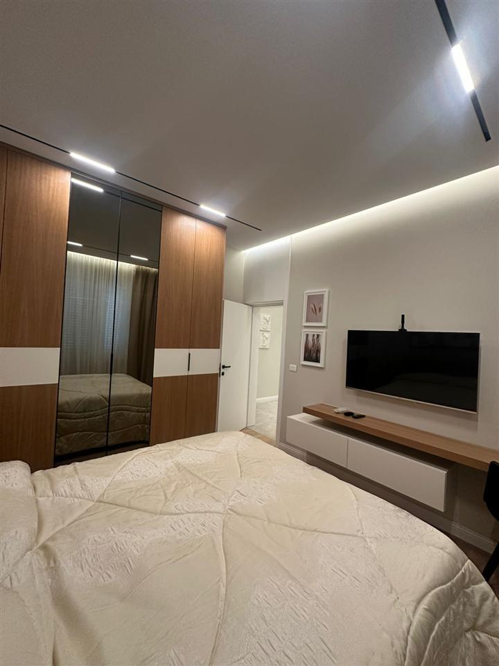 APARTAMENT-ME-QIRA-TE-RRUGA-E-BARRIKADAVE-PRANE-QENDRES-1+1