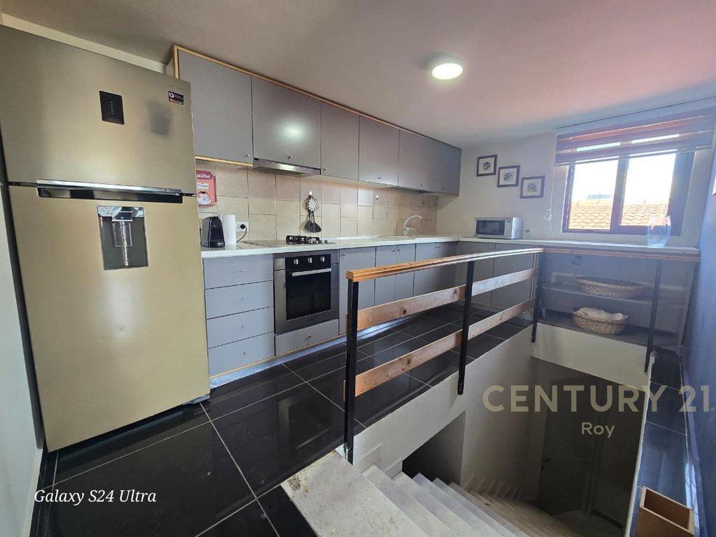 +355698329326-Jepet-apartament-2+1-me-pamje-deti-prane-xhami