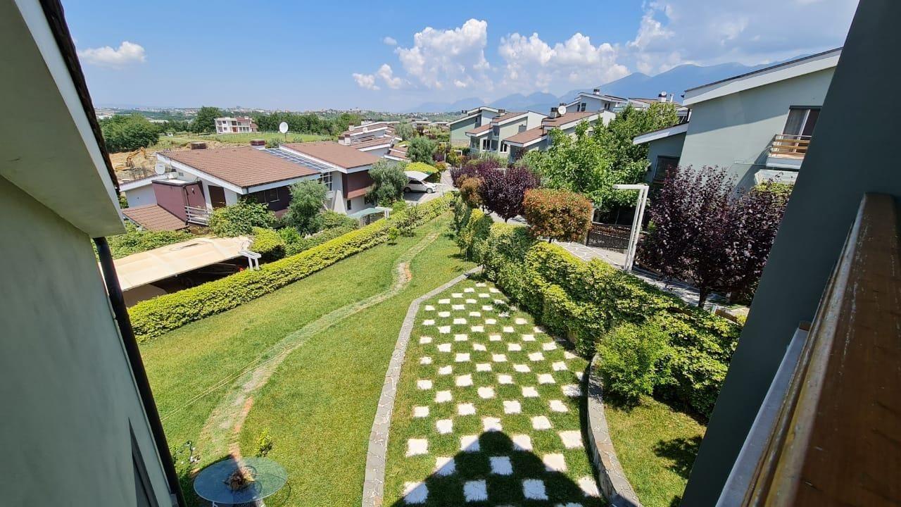Vilë-3-katëshe-në-shitje--Long-Hill-Residence