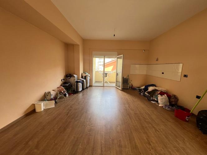 Shitet apartament 2+1+2 Mbikalimi i Komunes Tirane