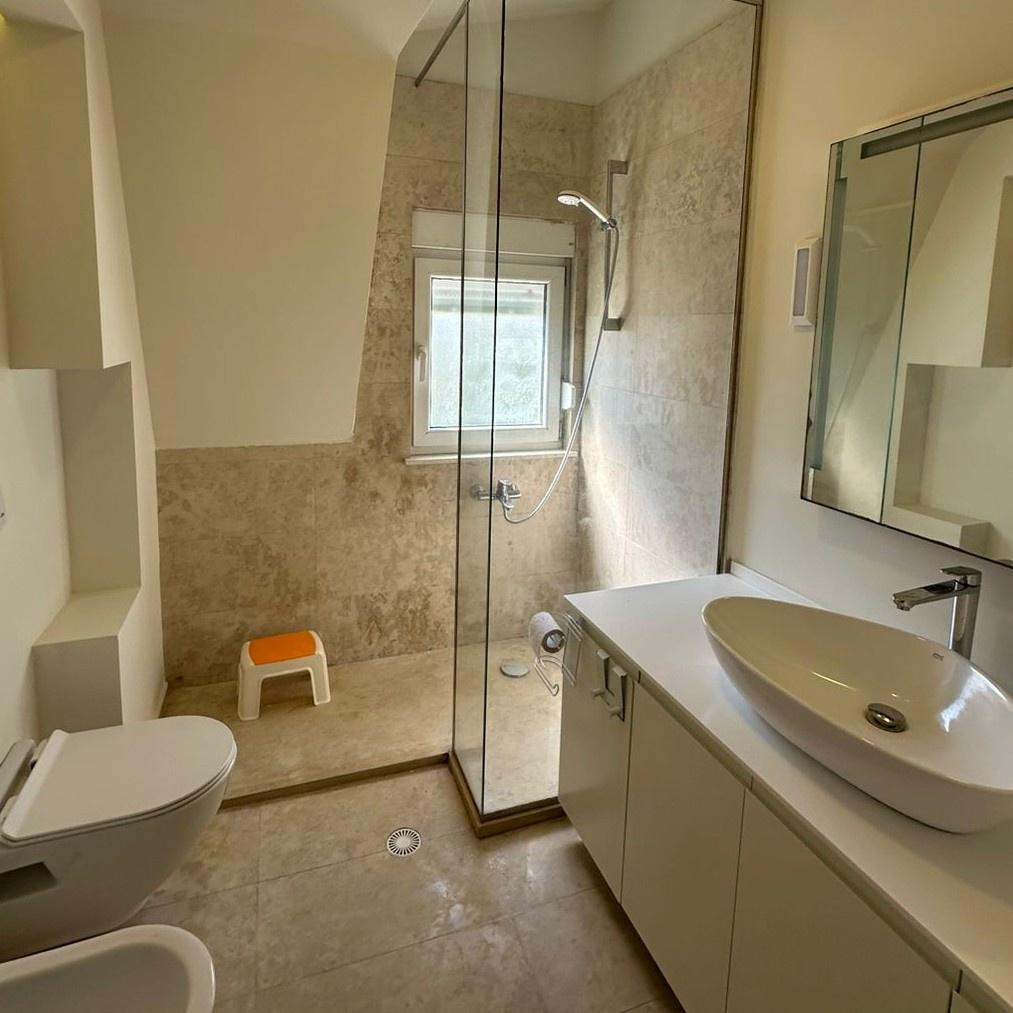 ----Jepet-me-Qira-Vilë-4-Katëshe---White-House-Residence--pr