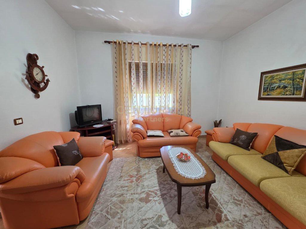 0697603180Shitet-Vilë-3-Katëshe-me-Oborr---Zona-Plazh--Hekur