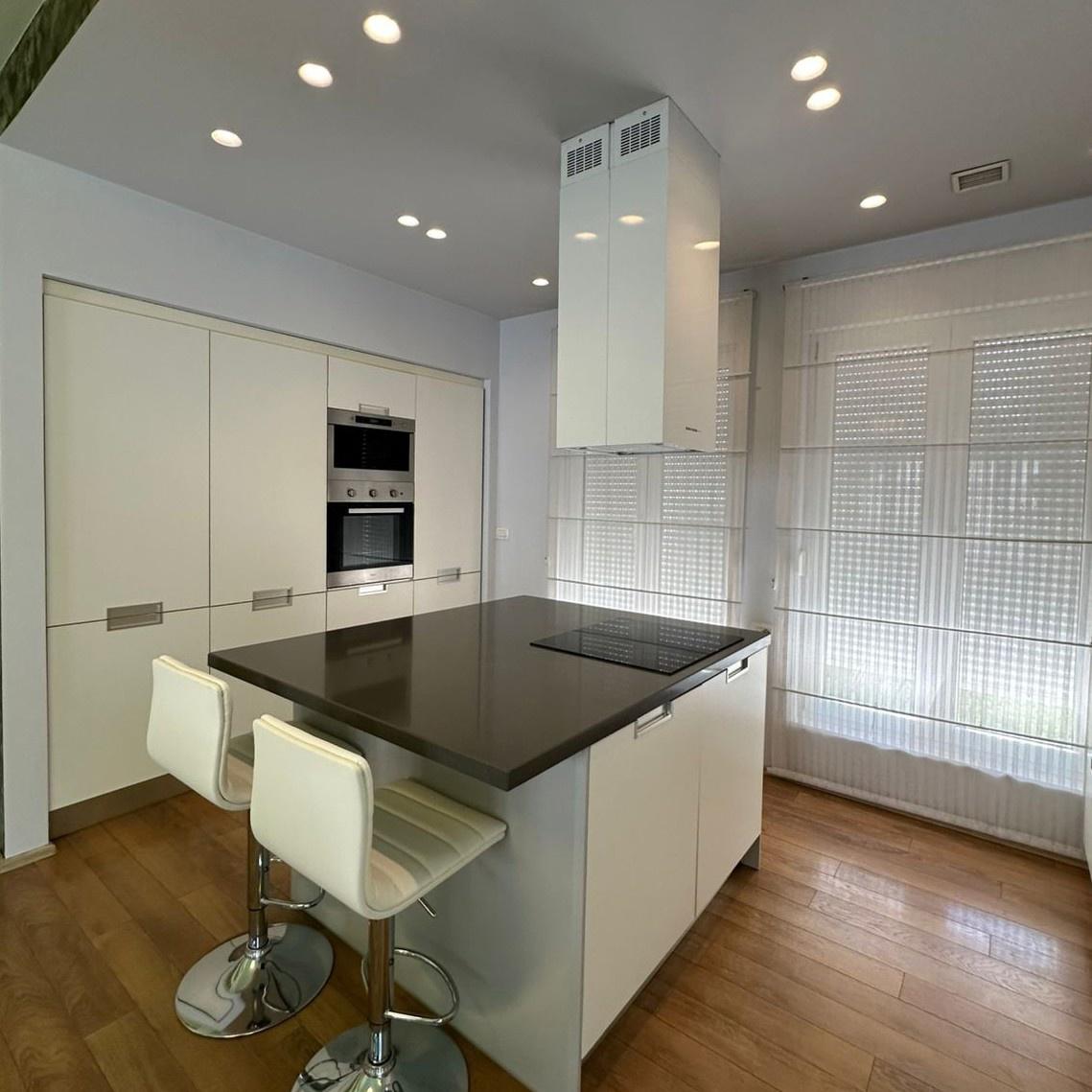----Jepet-me-Qira-Vilë-4-Katëshe---White-House-Residence--pr