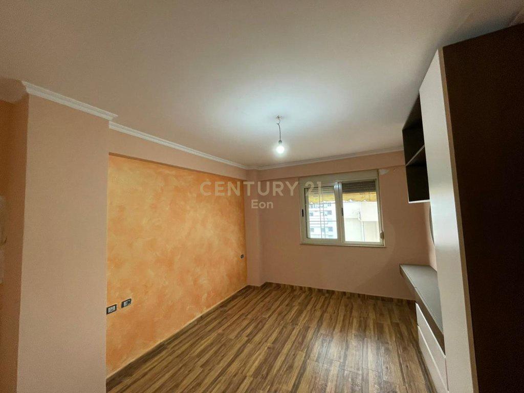 SHITET-APARTAMENT-2+1-PRANE-KAZAZIT-NE-DURRES-